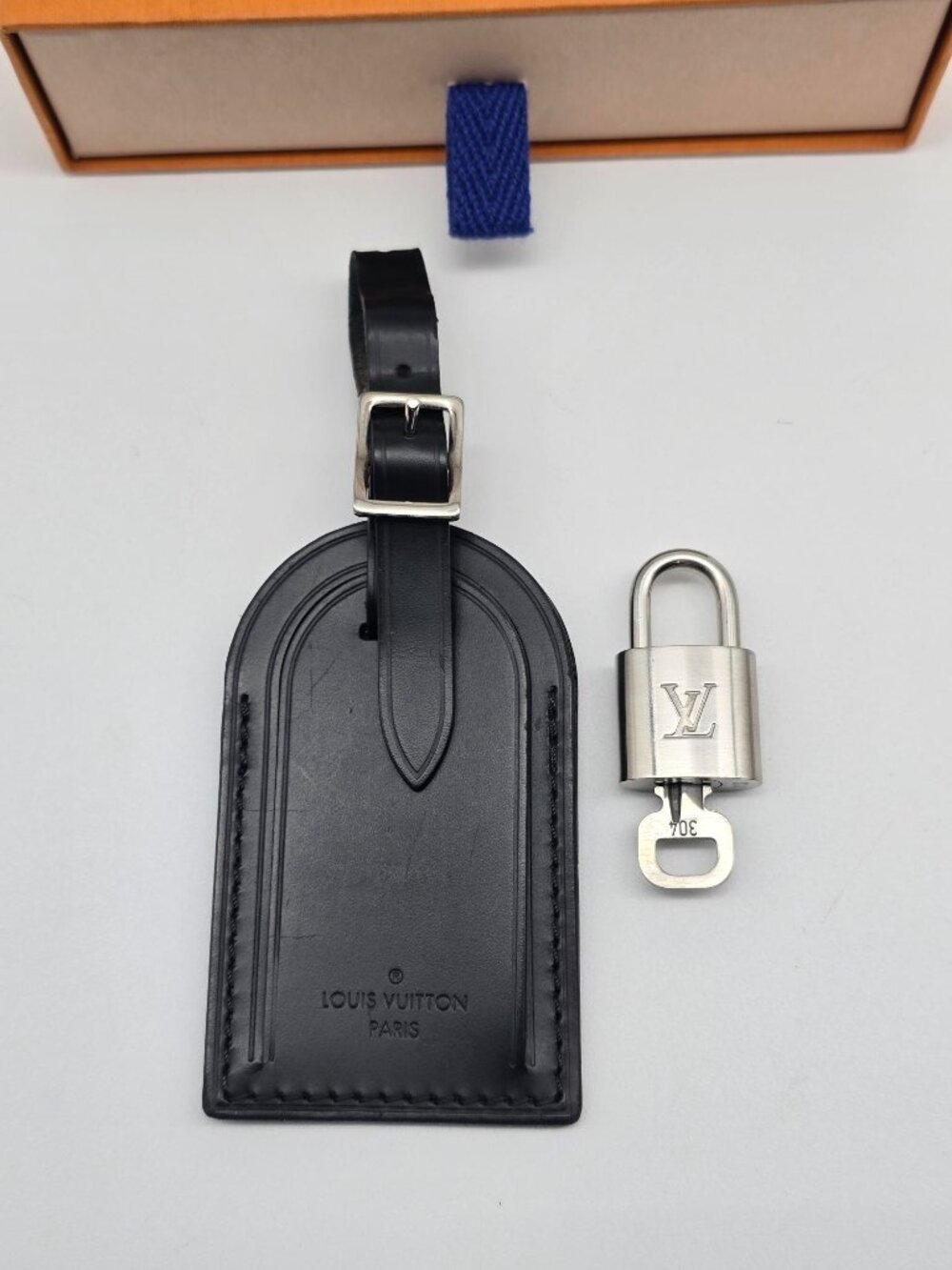 Authentic Louis Vuitton Black Luggage Tag Silver LV Padlock Key & Box - Picture 10 of 14